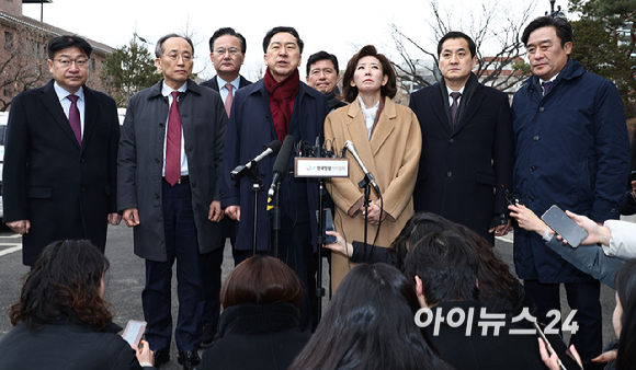 김기현 국민의힘 의원을 비롯한 소속당 의원들이 25일 오후 서울 종로구 헌법재판소에서 열린 대통령 탄핵심판 최종 변론에 참관하기 위해 입장하며 발언하고 있다. [사진=사진공동취재단]