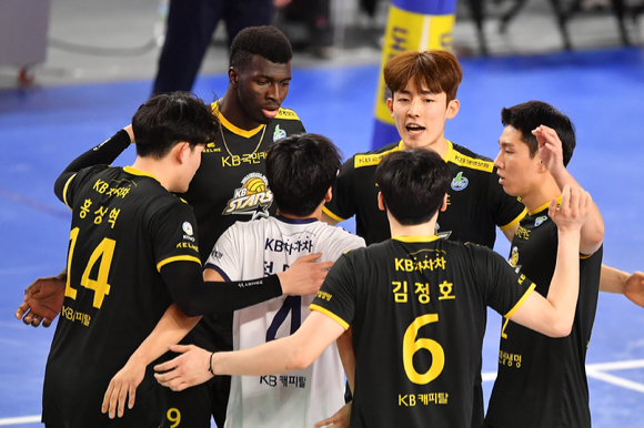 KB손해보험 선수들이 10일 열린 현대캐피탈과 원정 경기 도중 공격 성공 후 환호하고 있다. [사진=한국배구연맹(KOVO)]