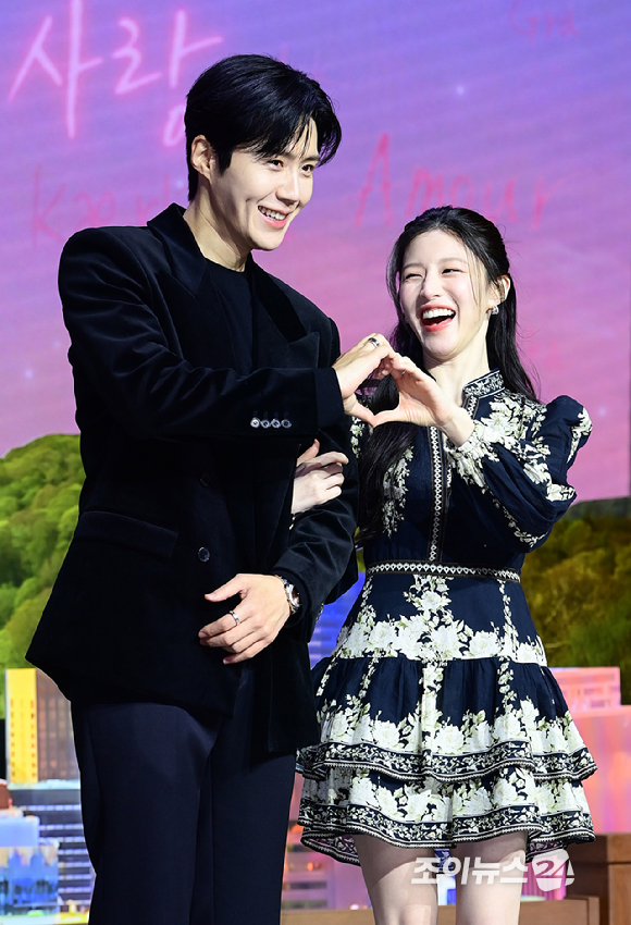 배우 김선호와 고윤정이 13일 오전 서울 강남구 조선팰리스 서울강남에서 열린 넷플릭스 시리즈 '이 사랑 통역 되나요?' 제작발표회에 참석하고 있다. [사진=정소희 기자]