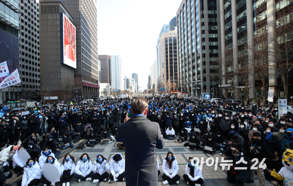 이재명 더불어민주당 대선 후보가 17일 오후 서울 중구 청계광장에서 열린 '다시 광화문에서' 거리유세에서 지지를 호소하고 있다. [사진=국회사진취재단]