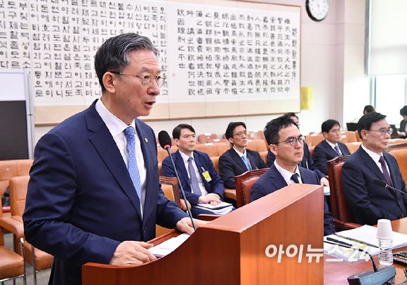 정성호 법무부 장관이 3일 서울 여의도 국회에서 열린 윤석열 정권 정치검찰 조작기소 의혹사건 진상규명 국정조사 특별위원회 전체회의에서 기관 보고를 하고 있다. [사진=곽영래 기자]