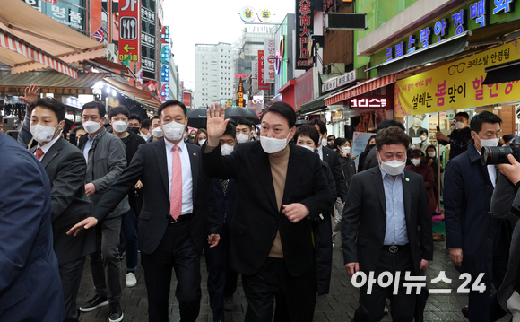 윤석열 대통령 당선인이 14일 당선 이후 첫 외부 공식일정으로 서울 남대문 시장을 찾아 상인 및 시민들과 인사를 나누고 있다. [사진=국회사진취재단]