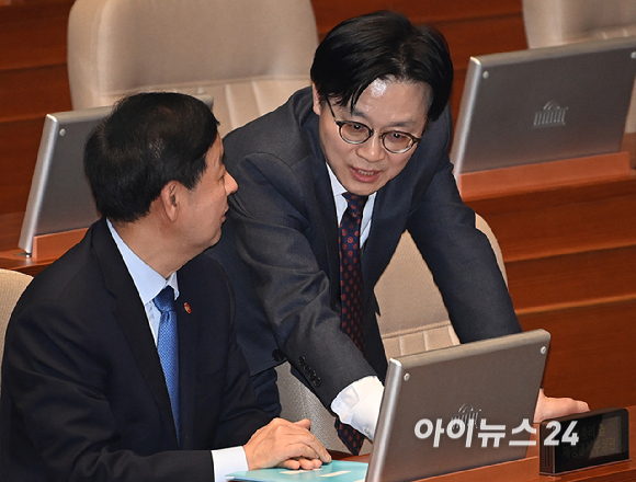 구윤철 경제부총리 겸 재정경제부 장관과 김정관 산업통상부 장관이 12일 서울 여의도 국회에서 열린 본회의에서 대화를 나누고 있다. [사진=곽영래 기자]