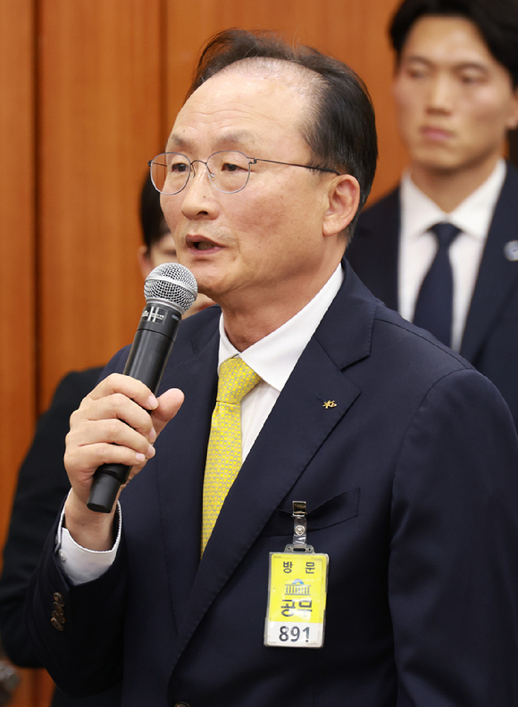 이환주 KB국민은행장이 19일 오후 서울 여의도 국회에서 진행된 정무위원회 금융감독원 등 국정감사에 증인으로 출석하고 있다. [사진=정소희 기자]