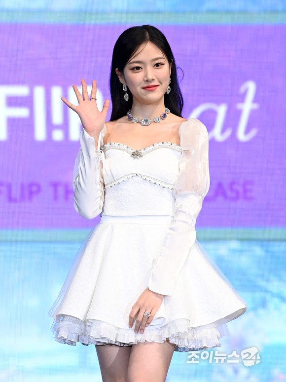 그룹 이달의 소녀 현진이 20일 오후 서울 강남구 삼성동 코엑스 오디토리움에서 열린 서머 스페셜 미니 앨범 '플립 댓(Flip That)' 발매 기념 쇼케이스에 참석해 포즈를 취하고 있다. [사진=김성진 기자]