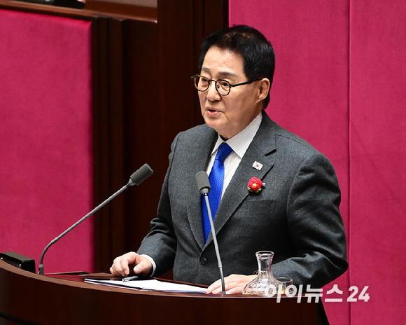 박지원 더불어민주당 의원이 13일 오후 서울 여의도 국회 본회의장에서 열린 제422회 국회(임시회) 제5차 본회의 경제 분야 대정부질문에서 발언하고 있다. [사진=정소희 기자]