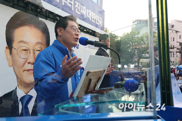 이재명 더불어민주당 대선 후보가 28일 오후 서울 성동구 왕십리역 광장에서 유세하고 있다. [사진=곽영래 기자]