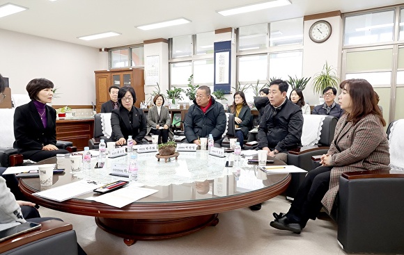 대전시의회 교육위원회 위원들이 거점연계 병설유치원의 현장 의견을 청취하고 운영상황을 점검하고 있다.[사진=대전시의회]