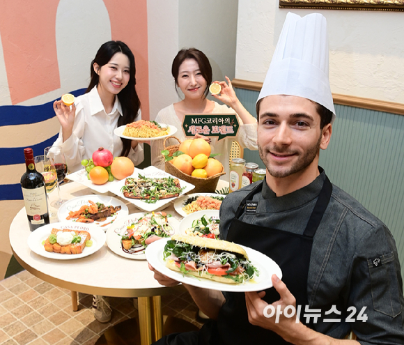 20일 서울 종로구 까사페드로 스타필드애비뉴 그랑서울점에서 열린 신규 외식 브랜드 까사페드로(Casa Pedro) 첫 매장 오픈 행사에서 모델들이 메뉴를 소개하고 있다. [사진=정소희 기자]
