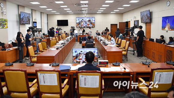 14일 오전 서울 여의도 국회 과학기술정보방송통신위원회에서 열린 배경훈 과학기술정보통신부 장관 후보자 인사청문회에서 국민의힘 의원들의 ‘최민희 독재 OUT’ 피켓을 붙이고 있다. 최민희 위원장은 피켓에 항의하며 산회를 선언 후 퇴장했다. [사진=곽영래 기자]