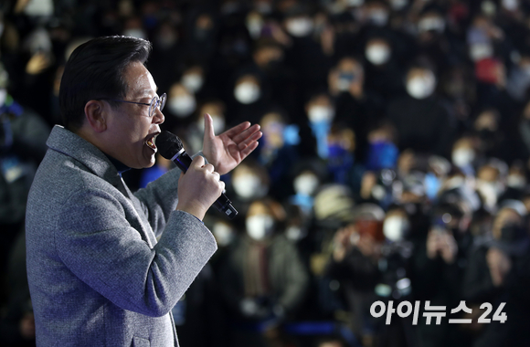 이재명 더불어민주당 대선 후보가 지난 22일 경기 안산시 안산문화광장에서 집중 유세를 열고 지지를 호소하고 있다. [사진=국회사진취재단]