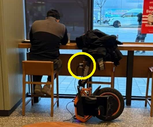 스타벅스에서 전동휠을 충전하는 것에 대해 논란이 일었다. [사진=보배드림 인스타그램 캡처]
