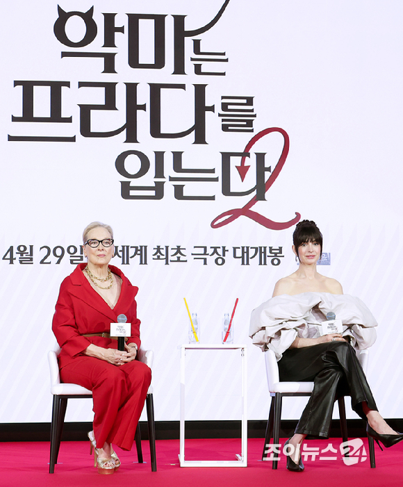 배우 메릴 스트립, 앤 해서웨이가 8일 오전 서울 종로구 포시즌스 호텔 서울에서 열린 영화 '악마는 프라다를 입는다 2' 내한 기자간담회에서 포토타임을 갖고 있다. [사진=곽영래 기자]