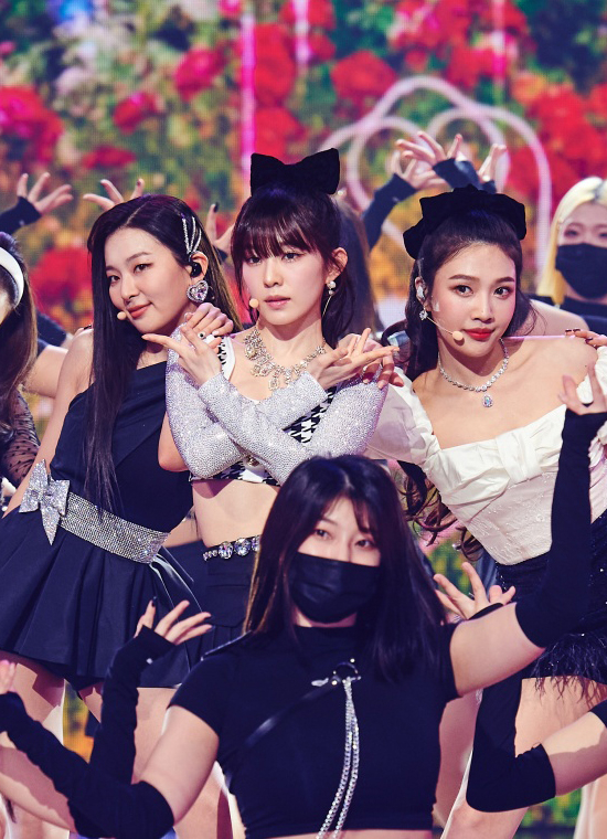 그룹 레드벨벳 슬기-아이린-조이가 31일 오후 진행된 '2021 MBC 가요대제전'에 참석해 멋진 무대를 선보이고 있다. [사진=MBC]
