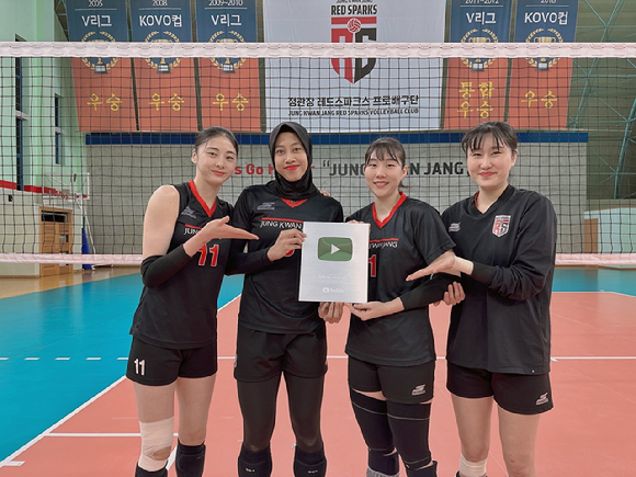 여자프로배구 정관장 유튜브 체널은 V리그 남녀팀 중 최초로 유튜브 본사로부터 '실버버튼'을 받았다. 박혜민, 메가와티, 이소영, 염혜선(왼쪽부터)이 선수들을 대표해 실버버튼 인증서를 들고 함께 포즈를 취하고 있다. [사진=정관장 레드스파크스배구단]
