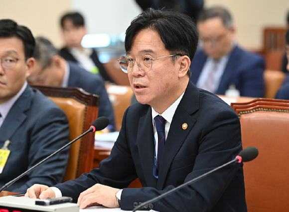 김영훈 고용노동부 장관이 15일 서울 여의도 국회에서 열린 고용노동부에 대한 국회 기후에너지환경고용노동위원회의 국정감사에서 질의에 답변하고 있다. [사진=곽영래 기자]