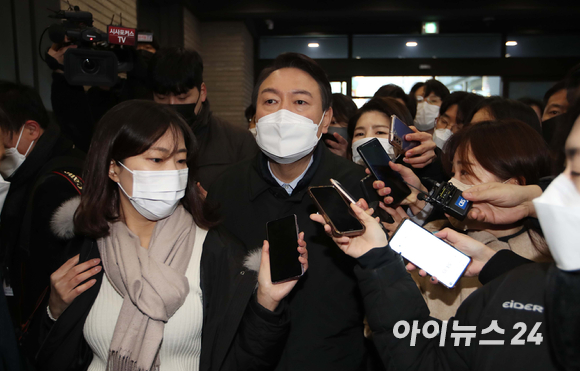 윤석열 국민의힘 대선 후보가 7일 오전 서울 여의도 국민의힘 당사로 들어서며 기자들의 질문을 받고 있다. [사진=김성진 기자]