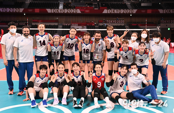 8일 오전 일본 도쿄 아리아케 아레나에서 '2020 도쿄올림픽' 여자 배구 동메달 결정전 대한민국과 세르비아의 경기가 펼쳐졌다. 한국 여자 배구대표팀이 세트스코어 0-3으로 패하며 4위를 차지한 후 기념촬영을 하고 있다.