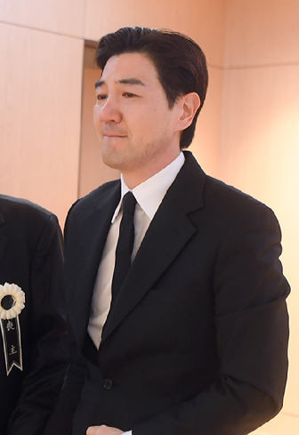 고(故) 현미(본명 김명선)의 빈소가 7일 서울 중앙대병원 장례식장에 차려진 가운데 고인의 조카 배우 한상진이 눈물을 흘리고 있다. [사진=사진공동취재단]