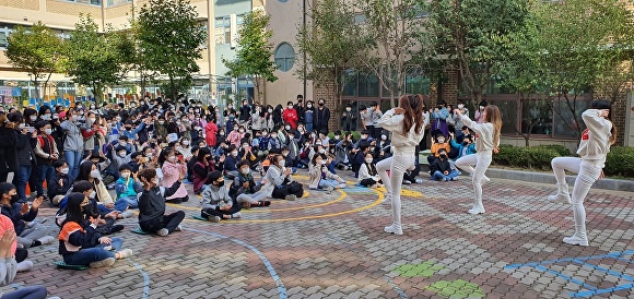 광주광역시에 있는 한 학교에 공연예술단이 찾아가 공연을 하고 있다. [사진=광주시교육청]