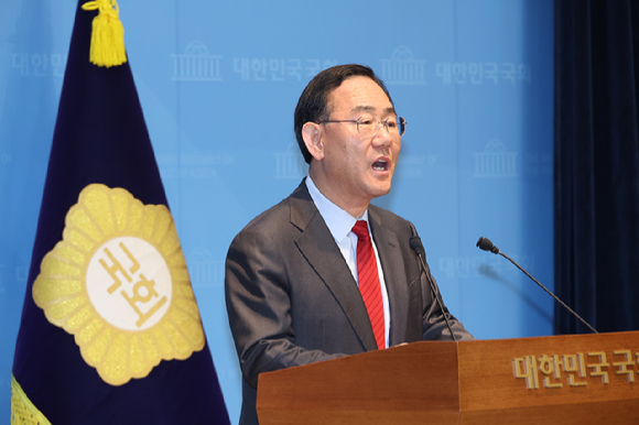 주호영 국회부의장이 지난달 31일 국회에서 열린 국민의힘 의원총회에서 국기에 대한 경례 중 장동혁 대표를 바라보고 있다. 2026.3.31 [사진=연합뉴스]