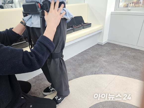 8일 오전 서울 올림픽공원 계단에서 보행보조로봇 '윔 S'의 등산 모드를 실행하자, 한 걸음 내딛을 때마다 근육에 가해지는 부담이 줄어들며 보다 가벼운 보행감을 느꼈다. [사진=설재윤 기자]