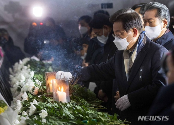 이재명 더불어민주당 대표가 16일 서울 용산구 녹사평역 이태원 광장에 마련된 ‘10·29 이태원 참사 희생자 합동분향소’를 찾아 분향하고 있다. [사진=뉴시스]