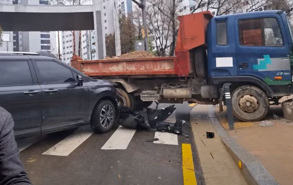 경사로에 주차된 트럭이 브레이크가 풀려 다른 차를 덮치는 사고가 발생했다. 사진은 지난 5일 오후 1시쯤 광주광역시 서구 마륵동 한 아파트 단지 입구에서 발생한 충돌 사고 후 상황. [사진=유튜브 '한문철 TV']