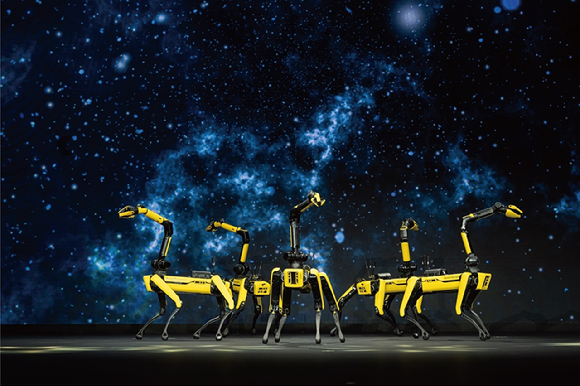 보스턴다이나믹스&nbsp;'스팟'이&nbsp;퍼포먼스를&nbsp;선보이고 있다. [사진=현대자동차그룹]