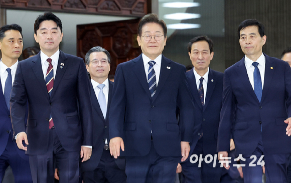 이재명 대통령이 26일 오전 정부의 2차 추가경정예산(추경)안 제출과 관련한 시정연설을 마친 뒤 본회의장을 나서고 있다. [사진=국회사진기자단]