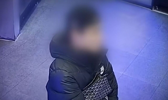 무인 성인용품 매장에 들어간 뒤 진열대 속 상품들을 모두 쓸어간 남성의 절도 행각 장면이 공개됐다. 사진은 해당 절도 행각 장면. [사진=JTBC 사건반장 캡처]