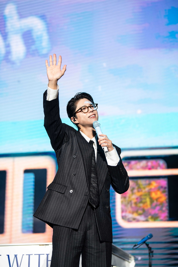 박보검이 남미 투어에서 무대를 꾸미고 있다. [사진=더블랙레이블]