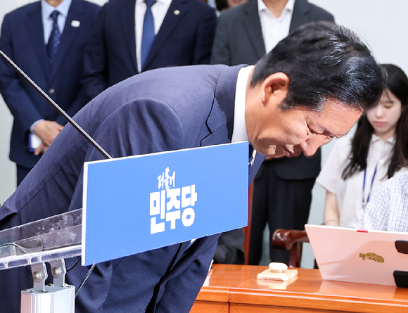 국민의힘 오세훈 서울시장 후보가 제9회 전국동시지방선거일 다음날인 4일 서울 종로구 대왕빌딩에 마련된 선거사무소에서 입장을 밝힌 뒤 서울시청으로 향하고 있다. [사진=곽영래 기자]