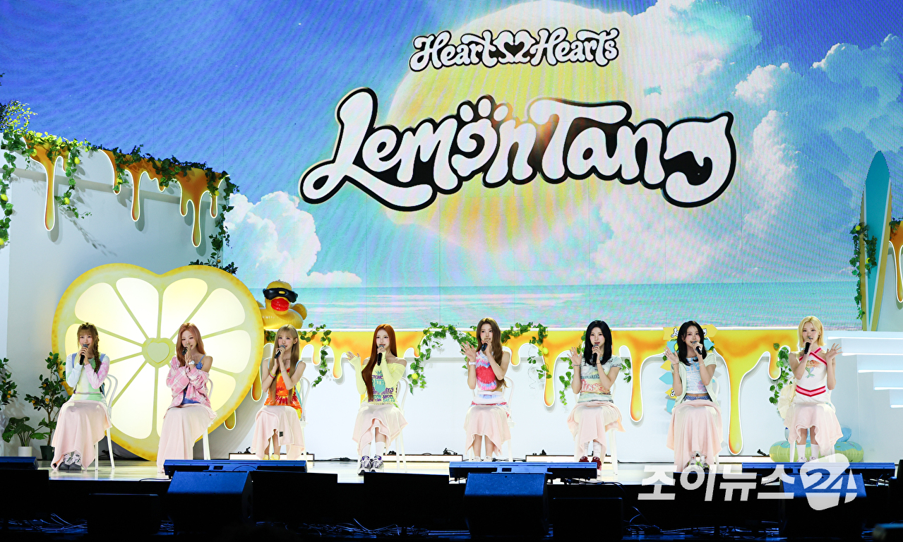 그룹 하츠투하츠가 22일 오후 서울 용산구 한남동 블루스퀘어에서 열린 하츠투하츠(Hearts2Hearts) 두 번째 미니앨범 '레몬탱'(Lemon Tang) 발매 기념 미디어 쇼케이스에 참석해 포즈를 취하고 있다. [사진=문수지 기자]