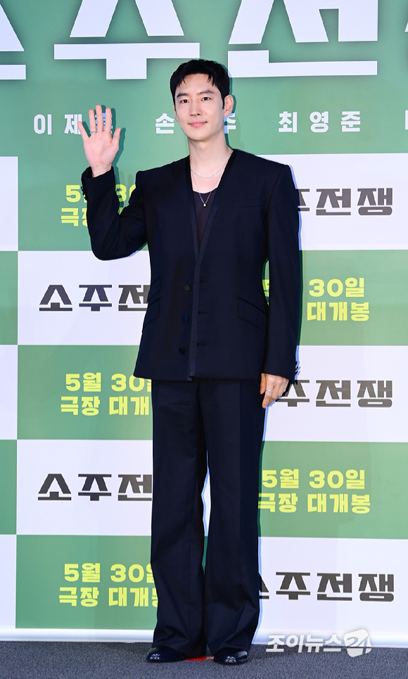 배우 이제훈이 29일 오후 서울 용산구 용산 CGV에서 열린 영화 '소주전쟁' 언론시사회에 참석하고 있다. [사진=정소희 기자]