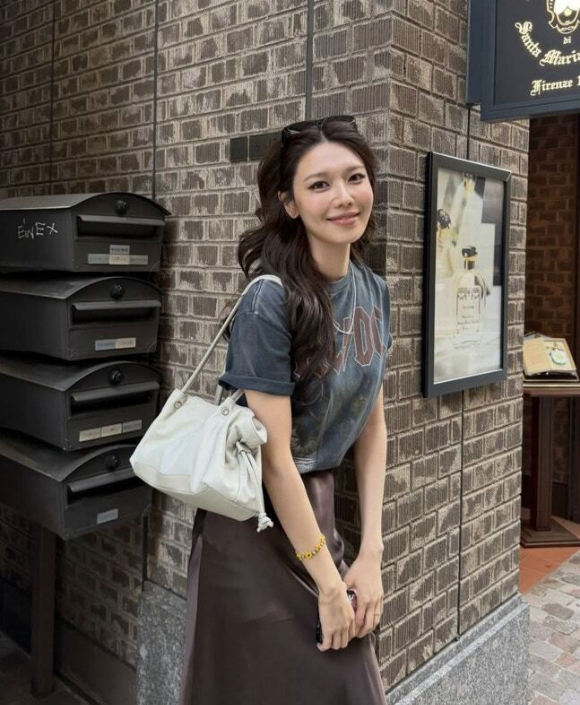 최수영, 빈티지 티셔츠+새틴 스커트...따라하고 싶은 일상룩 '역시 사복여신'