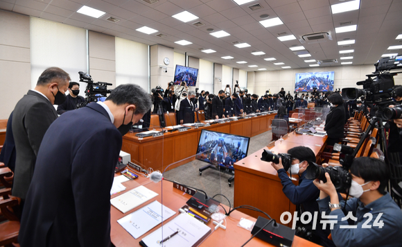 윤희근 경찰청장, 이상민 행정안전부 장관, 남화영 소방청장 직무대리(왼쪽부터)가 1일 오후 서울 여의도 국회에서 열린 행정안전위원회 전체회의에서 이태원 참사 희생자들을 위해 묵념하고 있다. [사진=김성진 기자]