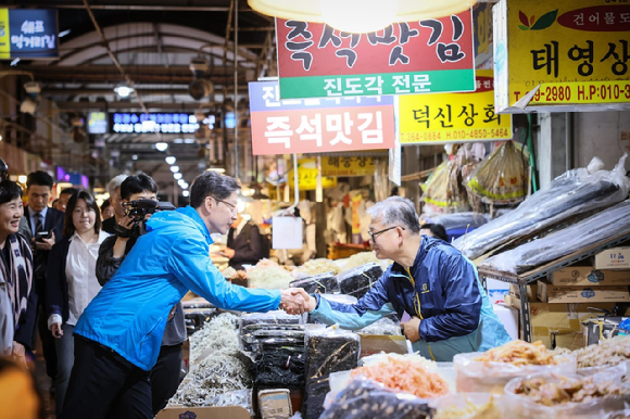 김경수 더불어민주당 대선 경선 후보가 22일 광주 양동시장을 찾아 상인들을 만나고 있다. [사진=김경수 캠프]
