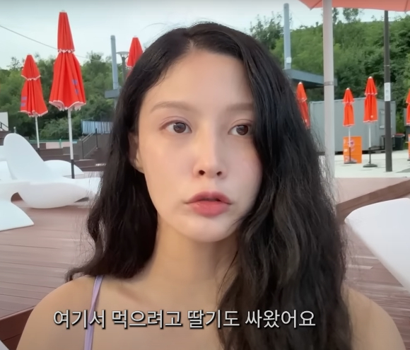 조국 전 법무부 장관의 딸 조민 씨가 번아웃 극복을 위해 독서를 하고 있다. [사진=유튜브 @쪼민 minchobae]