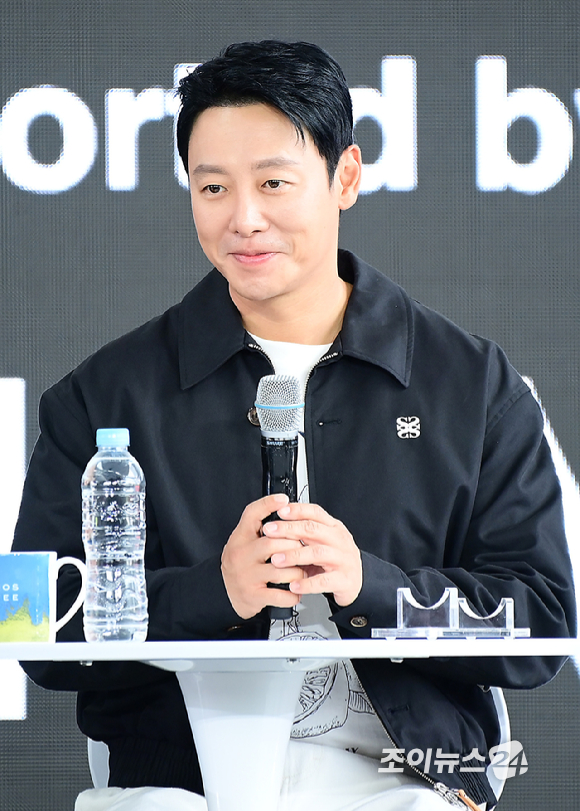 배우 김동욱이 19일 오전 부산광역시 해운대구 우동 영화의 전당에서 열린 제30회 부산국제영화제(BIFF) '윗집 사람들' 오픈토크 행사에 참석하고 있다. [사진=정소희 기자]