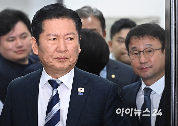 정청래 더불어민주당 대표가 17일 서울 여의도 국회에서 열린 검찰개혁 관련 당 대표 긴급 기자회견에 참석하고 있다. [사진=곽영래 기자]