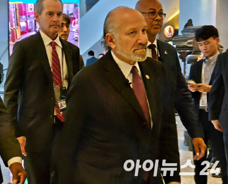 하워드 러트닉 미 상무장관이 지난 10월 29일 경주예술의전당에서 열린 한미 비즈니스 라운드 테이블 및 환영 만찬 참석을 위해 입장하고 있다. [사진=최란 기자]