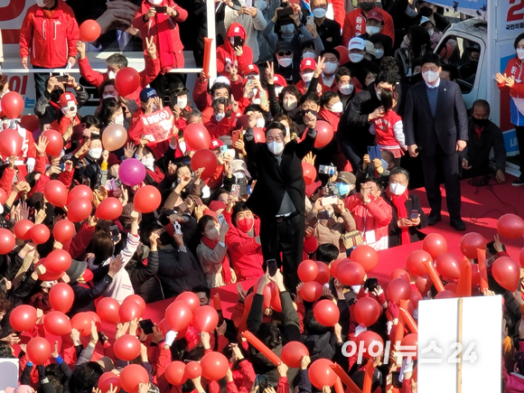 윤석열 국민의힘 대선후보가 8일 제주 일도1동 동문로터리에서 거점 유세를 벌이고 있다. [사진=정호영 기자]