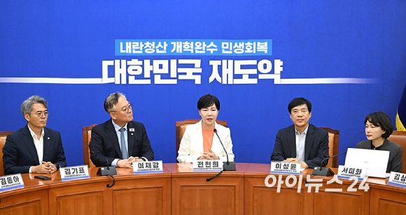 전현희 더불어민주당 3대 특검 대응 특별위원장이 1일 오전 국회에서 열린 김건희특검 파견검사 조기 복귀 요구 및 특검 진행상황 관련 회의에서 모두발언을 하고 있다. [사진=곽영래 기자]