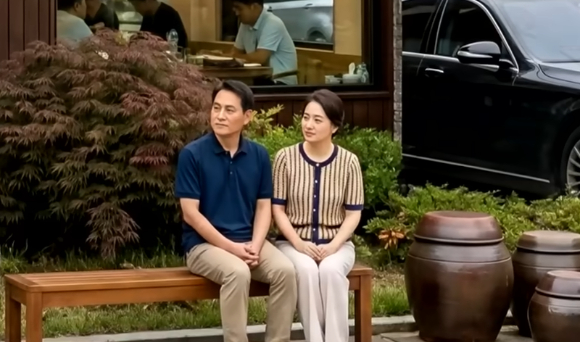 부부가 식당에서 40분 넘게 대기했으나 4인 손님이 우선이라는 사장의 말을 듣고 화가 나 발을 돌린 사연이 전해졌다. [사진=JTBC '사건반장' 캡처/ AI 생성 이미지]
