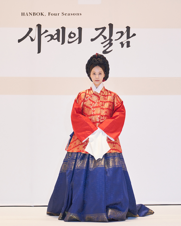 권유리가 '2025 한복상점' 개막식 패션쇼의 피날레 무대를 장식했다. [사진=SM엔터테인먼트]