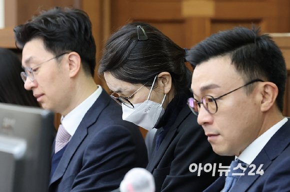 2025년 12월 3일 서울 서초구 서울중앙지방법원에서 주가조작과 통일교 청탁 등의 혐의를 받는 김건희 씨의 결심공판 진행된 가운데 김건희 씨가 법정으로 들어오고 있다. [사진=사진공동취재단]