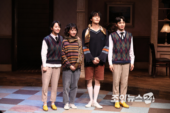 배우 김주연, 김단이, 최정우, 김시유가 19일 오후 서울 종로구 동숭동 대학로티오엠에서 진행된 연극 '오펀스' 프레스콜에 참석해 포즈를 취하고 있다. [사진=문수지 기자]