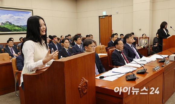 뉴진스 멤버 하니 팜이 15일 오후 서울 여의도 국회에서 열린 환경노동위원회의 경제사회노동위원회, 중앙노동위원회, 최저임금위원회 등에 대한 국정감사에서 질의에 답변하고 있다. [사진=곽영래 기자]