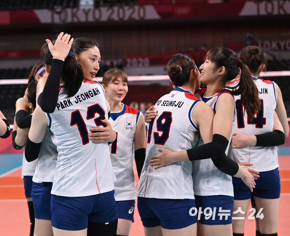 8일 오전 일본 도쿄 아리아케 아레나에서 '2020 도쿄올림픽' 여자 배구 동메달 결정전 대한민국과 세르비아의 경기가 펼쳐졌다. 한국 여자 배구대표팀이 세트스코어 0-3으로 패배한 후 하이파이브를 하고 있다.